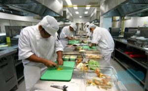 Read more about the article Kinh doanh bếp ăn công nghiệp đơn giản hay phức tạp? Cần phải chuẩn bị những gì khi kinh doanh?